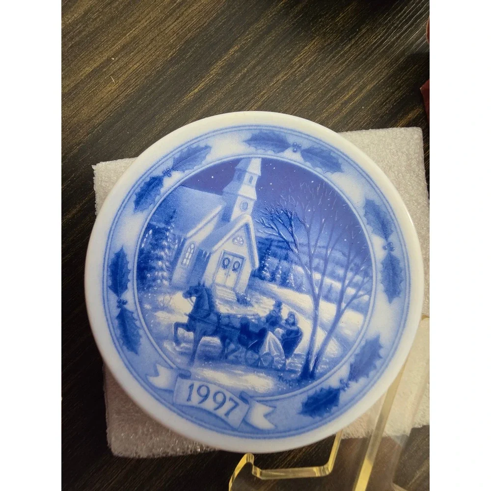 Hallmark 1997 The SpiritofChristmas Keepsake Ornament Collector Plate Blue White